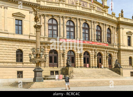 PRAGUE, RÉPUBLIQUE TCHÈQUE - AOÛT 2018 : vue extérieure de l'avant de la salle de concert Rudolfinum à Prague centre-ville. Banque D'Images