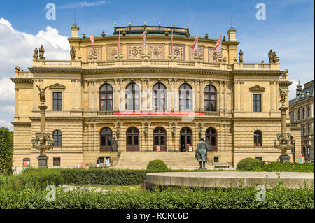 PRAGUE, RÉPUBLIQUE TCHÈQUE - AOÛT 2018 : vue extérieure de l'avant de la salle de concert Rudolfinum à Prague centre-ville. Banque D'Images