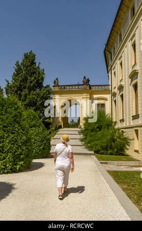 PRAGUE, RÉPUBLIQUE TCHÈQUE - Juillet 2018 : mesures de sur un chemin à travers les jardins du château de Prague. Banque D'Images