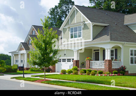 De l'extérieur d'un nouveau, bungalow, cottage-style Home Banque D'Images