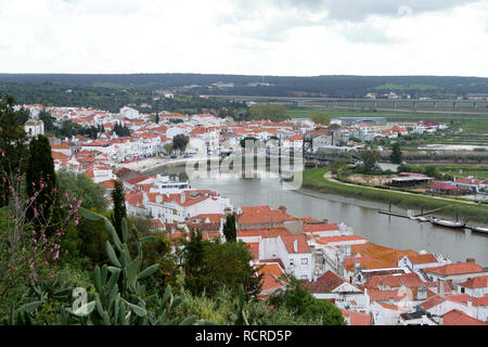 Vista sobre a cidade de Alcácer do Sal, Portugal. Banque D'Images