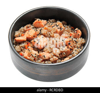 Riz frit aux crevettes, saumon et légumes dans le bol. Isolé sur fond blanc. Restaurant délicieux plat. Banque D'Images