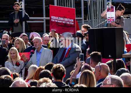 Jeremy Corbyn et Ian Cooper (MP Candidat à Halesowen et Rowley Regis) au rallye du travail à Halesowen. Rees-Mogg Vote inscrivez-vous dans l'arrière-plan. Banque D'Images