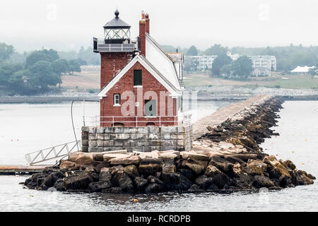 Le Rockland Breakwater Lighthouse prises à partir de l'eau avec le Getty passerelle et des terres dans l'arrière-plan, Banque D'Images