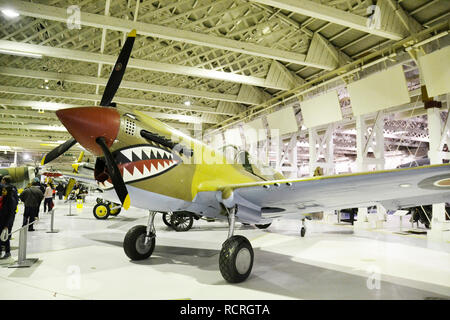 Curtiss P-40 Kittyhawk des avions militaires de la seconde guerre mondiale à l'affiche au Musée de la RAF, Londres, UK Banque D'Images