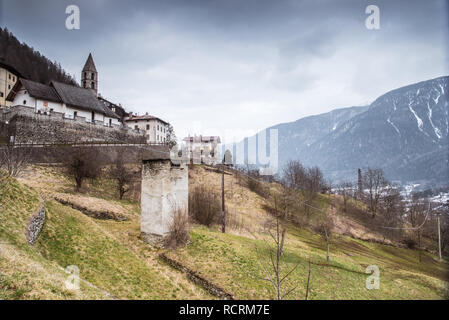 Petite ville Deggiano en région de Ski Val di Sole, Dolomites de Brenta, Trento, Italie, Europe. Banque D'Images