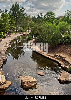 The Woodlands TX USA - 5 juin 2018 - Promenade le long d'un ruisseau dans le Woodlands TX Banque D'Images