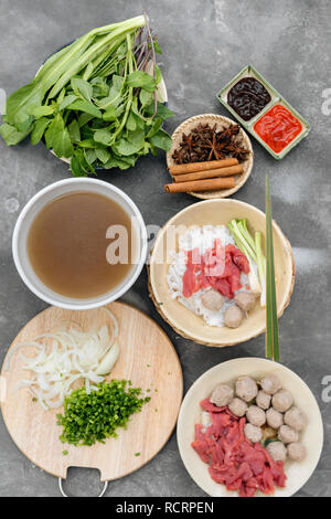 Assorted asian dîner avec soupe vietnamienne pho bo, Banque D'Images