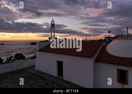 Ancienne chapelle médiévale (xie siècle) de Nossa Senhora da Guia, près de la mer, dans la soirée. Vila do Conde, Nord du Portugal. Banque D'Images