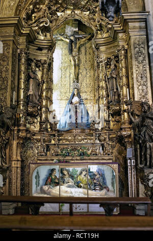 Porto, Portugal - mars 4, 2015 : autel latéral de Santo Antonio dos Congregados église dédiée à Notre Dame des Douleurs et la passion et la mort de Chri Banque D'Images