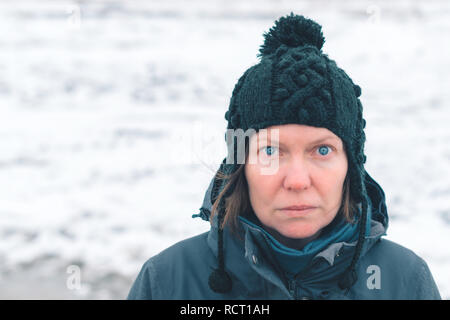 Portrait des adultes concernés caucasian woman standing in snowy outdoors Banque D'Images