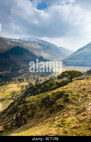 Thirlmere, Birk Crag & Harrop Tarn à Grasmere à travers champs vers les agriculteurs et entouré de hautes montagnes Dead Pike Sandle Siège & Helvellyn Banque D'Images