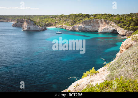 Plage de Caló des Moro vue sur l'île de Majorque, Espagne Banque D'Images