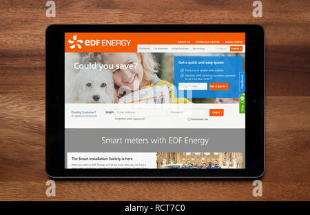 Le site internet de EDF Energy est vu sur une tablette iPad, qui repose sur une table en bois (usage éditorial uniquement). Banque D'Images