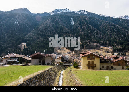 Mezzana ville dans la région de Sky Val di Sole, municipalité de Pellizzano, province de Trente, région du Trentin, Italie, Europe Banque D'Images