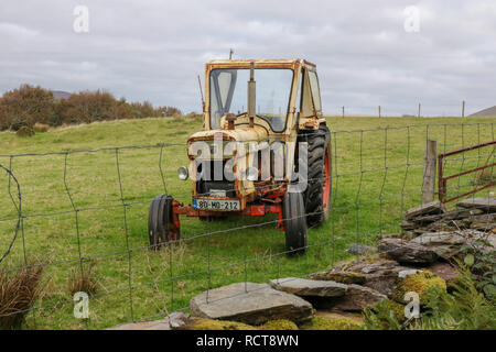 Un David Brown 995 Tracteur à cabine garée derrière une clôture dans un champ dans l'Irlande. Banque D'Images