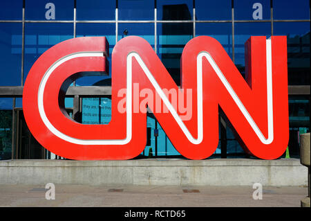 ATLANTA, GA - Vue de la CNN Center, le siège social international de la CNN news réseau située dans le centre-ville d'Atlanta, Géorgie. Banque D'Images