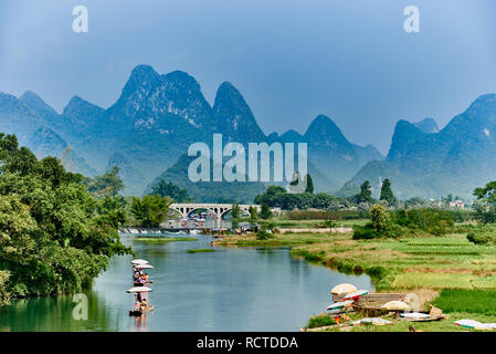 Guangxi, Chine - 29 septembre 2014 : rivière Yulong entre Guilin et Yangshuo dans la province de Guangxi Chine Banque D'Images