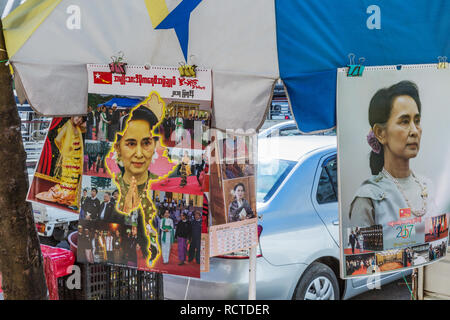 YANGON, MYANMAR - Novembre 25, 2016 : Aung San Suu Kyi portrait d'être vente de calendriers dans l'streeets de Yangon (Rangoon) au Myanmar (Birmanie) Banque D'Images