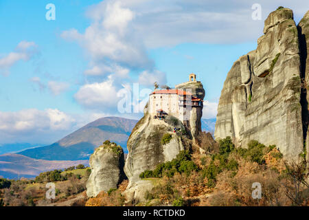 Monastère d'Agios Nikolaos Anapafsas construit sur les rochers escarpés de météores, Kalambaka, Trikala, Thessalie, Grèce Banque D'Images