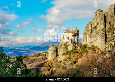 Monastère d'Agios Nikolaos Anapafsas construit sur les rochers escarpés de météores, Kalambaka, Trikala, Thessalie, Grèce Banque D'Images