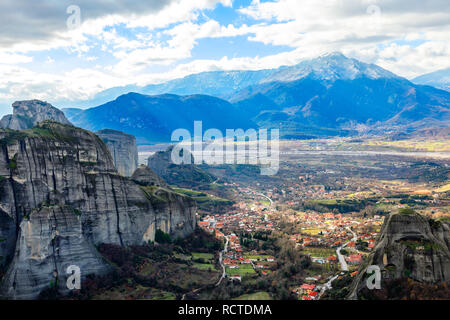 Kastraki village panorama grec dans la vallée entre les rochers escarpés et les montagnes en arrière-plan, Kastraki, Trinkala, Thessalie, Grèce Banque D'Images