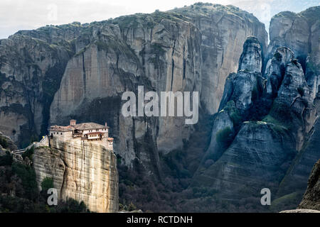 Le monastère de Roussanou parmi les falaises escarpées des montagnes, panorama, Kalambaka, Trikala, Thessalie, Grèce Banque D'Images
