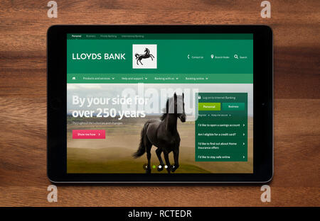 Le site internet de la Banque Lloyds est vu sur un iPad tablet, qui repose sur une table en bois (usage éditorial uniquement). Banque D'Images