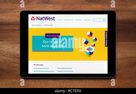 Le site internet de Banque Natwest est vu sur un iPad tablet, qui repose sur une table en bois (usage éditorial uniquement). Banque D'Images