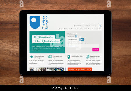 Le site web de l'Open University est vu sur un iPad tablet, qui repose sur une table en bois (usage éditorial uniquement). Banque D'Images