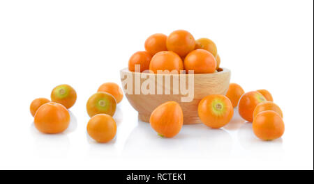 Physalis (Physalis) dans des tasses en bois isolé sur fond blanc. Banque D'Images