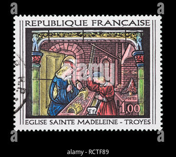 Timbre-poste de la France représentant 'St. Eloi, l'orfèvre', 16ème siècle vitrail à l'église de Sainte Madaleine, Troyes Banque D'Images