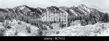 Un matin neigeux sur le pic de l'Ours et Shadow Canyon vu de la Mesa Trail dans les montagnes du Sud Flatiron de Boulder, Colorado. Banque D'Images