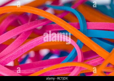 Macro closeup de bandes en caoutchouc multicolore Banque D'Images