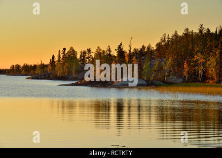 Rivage du lac Long, Fred Henne Territorial Park, Yellowknife, Territoires du Nord-Ouest, Canada Banque D'Images
