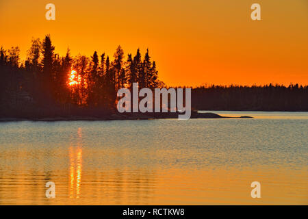 Coucher de soleil sur le lac Long, Fred Henne Territorial Park, Yellowknife, Territoires du Nord-Ouest, Canada Banque D'Images