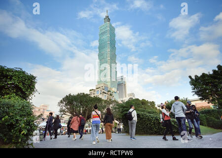 Taipei, Taiwan - le 24 novembre 2018 : Le haut bâtiment Taipei 101 tower situé dans district finacial, Taipei, Taiwan. Banque D'Images