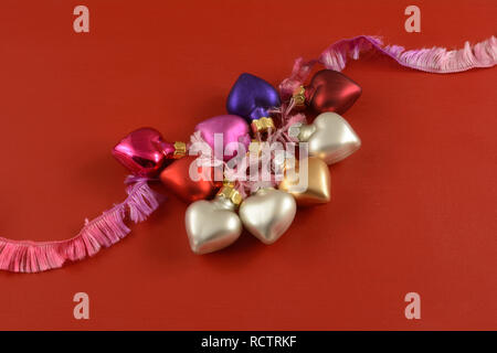 Saint Valentin coeur ornements sur ruban rose rouge sur fond de bois Banque D'Images