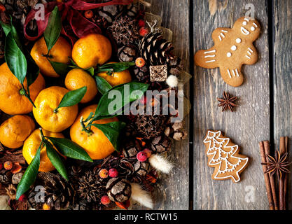 Couronne de Noël, des biscuits au gingembre et épices sur table en bois Banque D'Images