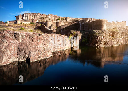 Mehrangarh fort sur la colline près de l'étang au ciel bleu à Jodhpur, Rajasthan, India Banque D'Images