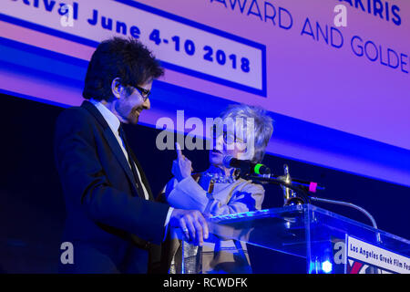 Los Angeles, USA. 10 Juin, 2018. Rita Moreno indique George Chakiris l'écran à Los Angeles Film Festival Grec Orpheus 2018 Cérémonie de remise des prix. Banque D'Images