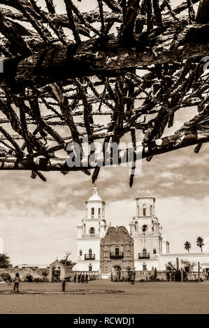 Cactus à la corolle épineux construits pour couvrir l'ombre à la Mission historique San Xavier del bac sur la réserve Tohono O'odham, Tucson, Arizona Banque D'Images