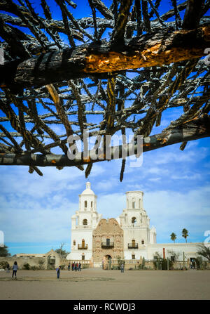 Cholla cactus épineux matériau utilisé pour couvrir d'ombre pour les vendeurs de nourriture des Amérindiens à l'historique Mission San Xavier del Bac, un Espagnol Catholi Banque D'Images