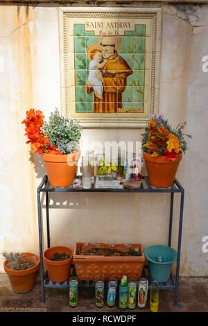 Un petit modifier avec des bougies et des fleurs dans la cour de l'historique Mission San Xavier del Bac, une Mission catholique espagnol près de Tucson, AZ Banque D'Images