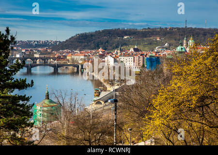 Prague Ville vue de la colline de Letna dans une belle journée de printemps précoce Banque D'Images