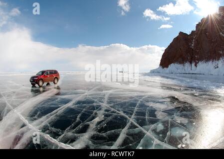 Voiture sur le lac Baïkal, l'île Olkhon, le lac Baïkal, en Sibérie, la Russie, l'Eurasie Banque D'Images
