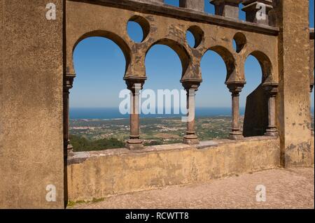 Vue depuis le Palacio da Pena sur la Sierra et l'océan Atlantique, Sintra, UNESCO World Heritage Site, Lisbonne, Portugal Banque D'Images