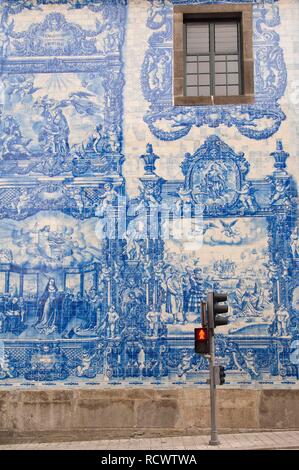Capela Das Almas, mur extérieur couvert d'azulejos, Porto, site du patrimoine mondial de l'UNESCO, le Portugal, l'Europe Banque D'Images