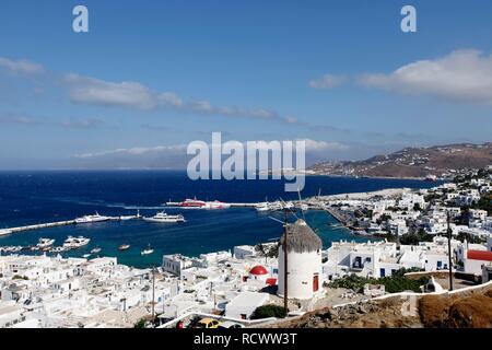 Vue sur la baie et le port avec les boni Milos moulin, la ville de Mykonos, Mykonos, Grèce, Europe Banque D'Images