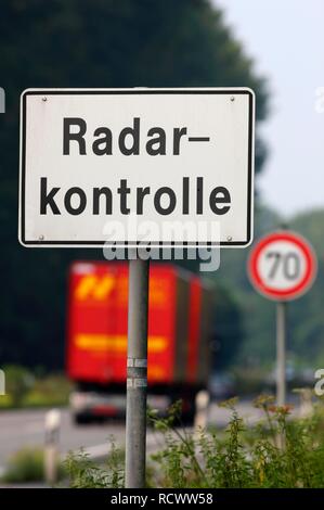 Signe officiel pour avertir d'un contrôle radar avec un TraffiTower speed camera, sur la route fédérale B224, Braukstrasse, dans une 70 Banque D'Images